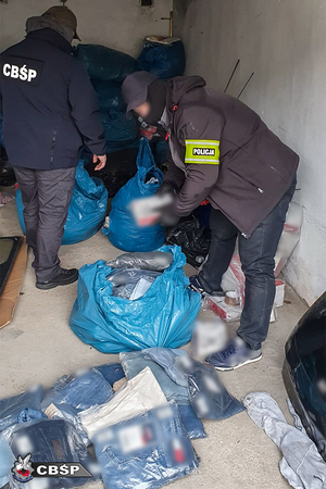 policjanci cbśp i przejęte mienie