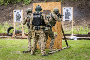 policjanci w trakcie szkolenia