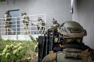 policjanci w trakcie działań i przejęte pieniądze