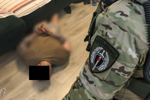 policjanci w trakcie działań i przejęte pieniądze