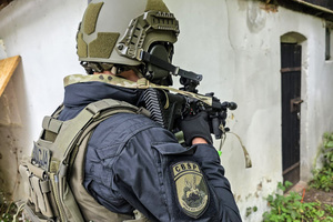 policjanci w trakcie czynności