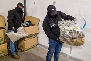 policjanci w trakcie czynności