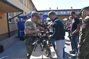 osoby oglądające jednostki broni na stoisku kontrterrorystów