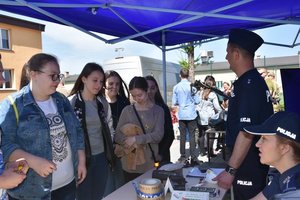 policjant rozmawiający z młodzieżą