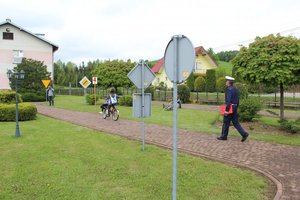 Uczestnik turnieju jeździ rowerem po miasteczku ruchu drogowego