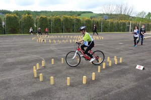 Uczestnik turnieju pokonuje rowerem tor sprawnościowy