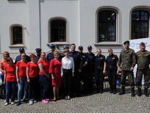 Wspólne zdjęcie uczestników akcji, policjanci wojsko, straż miejsca, organizatorzy