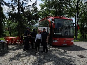 policjanci na tle krwiobusa