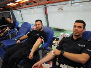 policjanci w krwiobusie podczas oddawania krwi