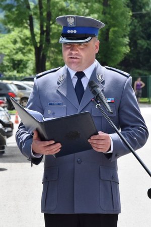 Policjanci podczas uroczystości otwarcia nowego posterunku, przed budynkiem