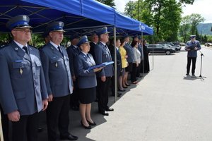 Policjanci podczas uroczystości otwarcia nowego posterunku, przed budynkiem