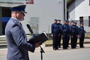 Policjanci podczas uroczystości otwarcia nowego posterunku, przed budynkiem