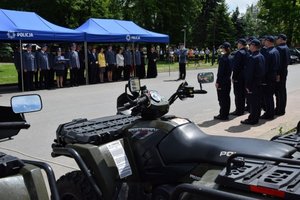 Policjanci podczas uroczystości otwarcia nowego posterunku, przed budynkiem