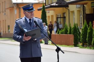 Policjanci podczas uroczystości otwarcia nowego posterunku, przed budynkiem