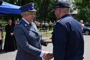 Policjanci podczas uroczystości otwarcia nowego posterunku, przed budynkiem