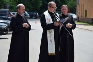 Policjanci podczas uroczystości otwarcia nowego posterunku, przed budynkiem