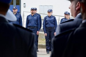 Policjanci podczas uroczystości otwarcia nowego posterunku, przed budynkiem