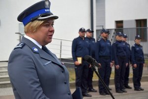 Policjanci podczas uroczystości otwarcia nowego posterunku, przed budynkiem