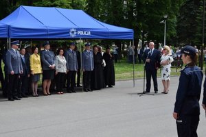 Policjanci podczas uroczystości otwarcia nowego posterunku, przed budynkiem