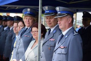 Policjanci podczas uroczystości otwarcia nowego posterunku, przed budynkiem