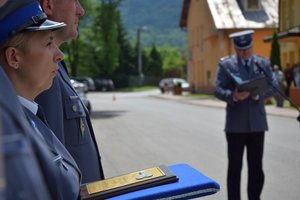 Policjanci podczas uroczystości otwarcia nowego posterunku, przed budynkiem