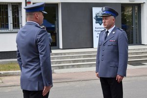 Policjanci podczas uroczystości otwarcia nowego posterunku, przed budynkiem