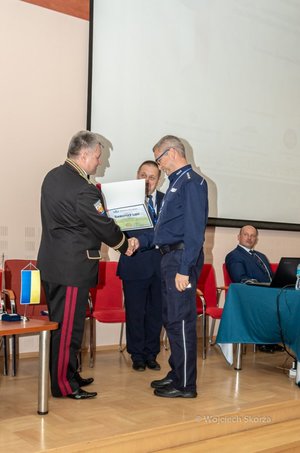 Wręczenie podziękowań nadkom. Rafał Dryś /Aula/ konferencja naukowa z okazji 100-lecia Policji Państwowej