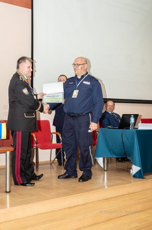 Podziękowania dla kom. Janusza Kiszki/Aula/ konferencja naukowa z okazji 100-lecia Policji Państwowej