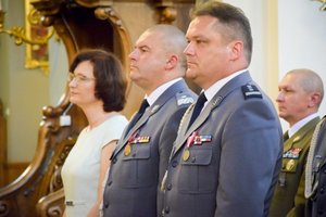 Policjanci i zaproszeni goście podczas uroczystej Mszy Świętej