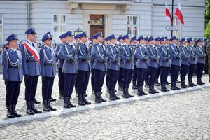 Policjanci podczas ceremonii wręczenia sztandaru na Placu Farnym w Rzeszowie