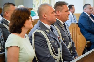 Policjanci i zaproszeni goście podczas uroczystej Mszy Świętej