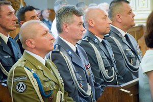 Policjanci i zaproszeni goście podczas uroczystej Mszy Świętej