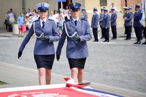 Policjanci podczas ceremonii wręczenia sztandaru na Placu Farnym w Rzeszowie