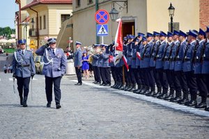 Policjanci podczas ceremonii wręczenia sztandaru na Placu Farnym w Rzeszowie