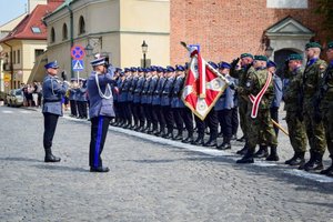 Policjanci podczas ceremonii wręczenia sztandaru na Placu Farnym w Rzeszowie