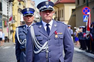 Policjanci podczas ceremonii wręczenia sztandaru na Placu Farnym w Rzeszowie