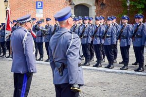 Policjanci podczas ceremonii wręczenia sztandaru na Placu Farnym w Rzeszowie