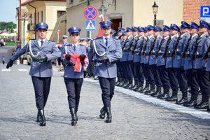 Policjanci podczas ceremonii wręczenia sztandaru na Placu Farnym w Rzeszowie