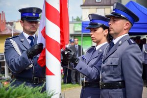 Policjanci podczas ceremonii wręczenia sztandaru na Placu Farnym w Rzeszowie