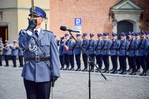 Policjanci podczas ceremonii wręczenia sztandaru na Placu Farnym w Rzeszowie