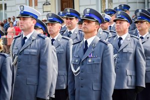 Policjanci podczas ceremonii wręczenia sztandaru na Placu Farnym w Rzeszowie