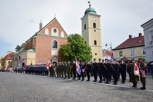 Policjanci podczas ceremonii wręczenia sztandaru na Placu Farnym w Rzeszowie