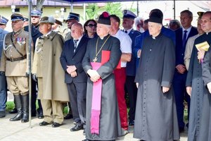 Policjanci i zaproszeni goście podczas ceremonii wręczenia sztandaru na Placu Farnym w Rzeszowie