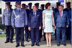 Policjanci i zaproszeni goście podczas ceremonii wręczenia sztandaru na Placu Farnym w Rzeszowie