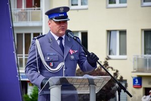 Policjanci podczas ceremonii wręczenia sztandaru na Placu Farnym w Rzeszowie