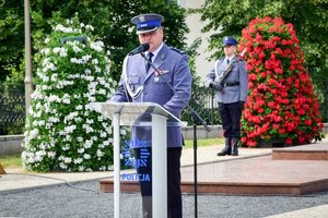 Policjanci podczas ceremonii wręczenia sztandaru na Placu Farnym w Rzeszowie