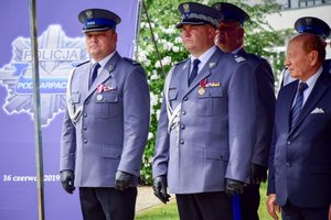 Policjanci podczas ceremonii wręczenia sztandaru na Placu Farnym w Rzeszowie