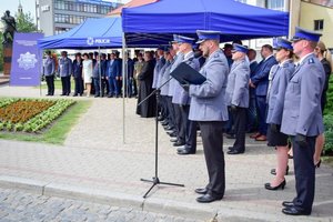 Policjanci podczas ceremonii wręczenia sztandaru na Placu Farnym w Rzeszowie