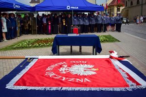 Policjanci podczas ceremonii wręczenia sztandaru na Placu Farnym w Rzeszowie