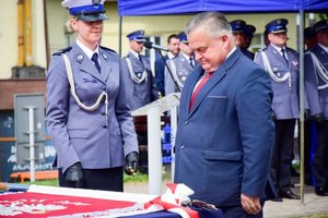 Wicemarszałek Województwa Podkarpackiego podczas ceremonii wręczenia sztandaru na Placu Farnym w Rzeszowie